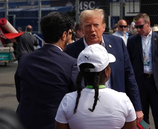 05.05.2024, Miami International Autodrome, Miami, Formula 1 Crypto.com Miami Grand Prix,im Bild FIA Präsident Mohammed bin Sulayem mit Donald Trump Defodi-506_20240505_hbr_3061