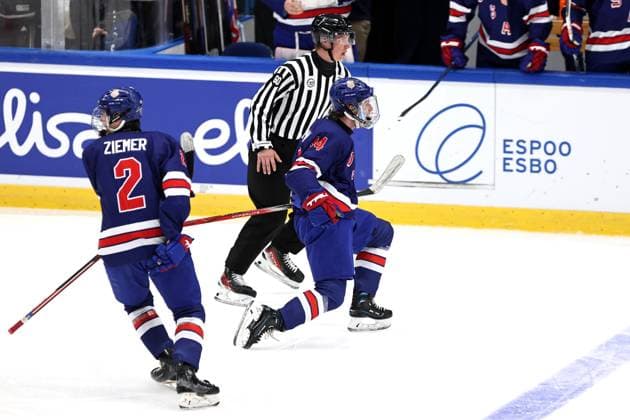 xxkeikkaxx 20240505 Espoo Jääkiekon U18 MM-kisat USA - Kanada. Kuvassa Cole Eiserman (34) juhlii maalia, vieressä Brodie Ziemer Tomi Natri All Over Press