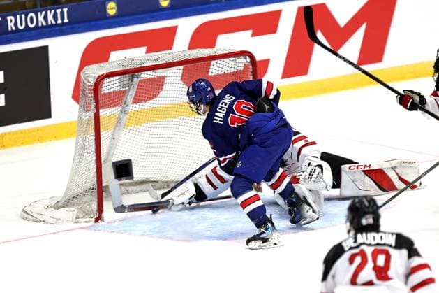 xxkeikkaxx 20240505 Espoo Jääkiekon U18 MM-kisat USA - Kanada. Kuvassa James Hagens avopaikassa mutta Carter George venyy paraatitorjuntaan Tomi Natri All Over Press