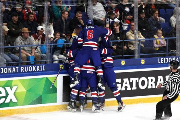 xxkeikkaxx 20240505 Espoo Jääkiekon U18 MM-kisat USA - Kanada. Kuvassa USA juhlii maalia, E.J. Emery kasan korkeimmalla Tomi Natri All Over Press