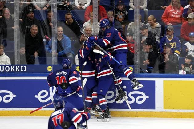 xxkeikkaxx 20240505 Espoo Jääkiekon U18 MM-kisat USA - Kanada. Kuvassa Christian Humphreys juhlii avausmaalia joukkuekaveireden kanssa Tomi Natri All Over Press