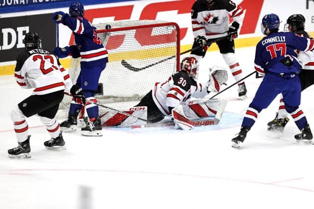 xxkeikkaxx 20240505 Espoo Jääkiekon U18 MM-kisat USA - Kanada. Kuvassa Christian Humpreys nostaa kiekon jalkojensa välistä mutta se osuu ylärimaan Tomi Natri All Over Press