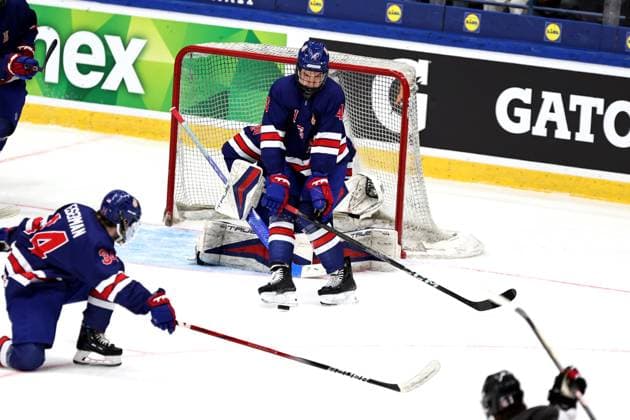 xxkeikkaxx 20240505 Espoo Jääkiekon U18 MM-kisat USA - Kanada. Kuvassa John Whipple blokkaa kanadalaisoelaajan laukauksen Tomi Natri All Over Press