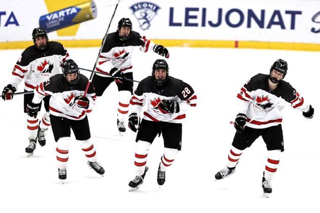 xxkeikkaxx 20240505 Espoo Jääkiekon U18 MM-kisat USA - Kanada. Kuvassa Cole Beaudoin juhlii maalia Tomi Natri All Over Press
