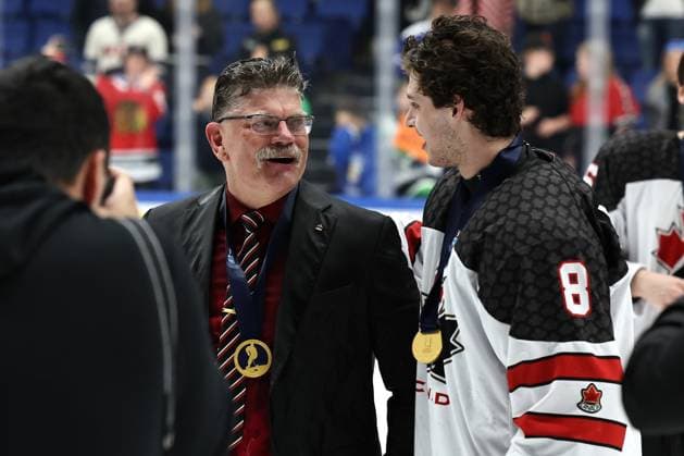 xxkeikkaxx 20240505 Espoo Jääkiekon U18 MM-kisat USA - Kanada. Kuvassa valmentaja Gardiner MacDougall ja Frankie Marrelli Tomi Natri All Over Press