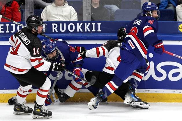 xxkeikkaxx 20240505 Espoo Jääkiekon U18 MM-kisat USA - Kanada. Kuvassa tila vähissä laidan vieressä (14) Jet Luchanko, (8) Teddy Stiga, (4) Harrison Brunicke ja (10) James Hagens Tomi Natri All Over Press