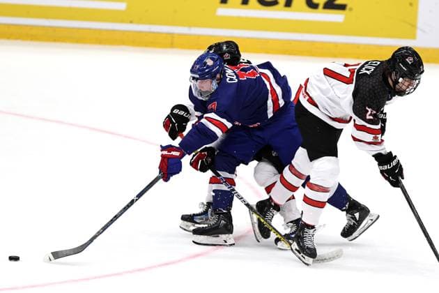 xxkeikkaxx 20240505 Espoo Jääkiekon U18 MM-kisat USA - Kanada. Kuvassa Trevor Connelly puikahtaa kahden kanadalaspelaajan välistä Tomi Natri All Over Press