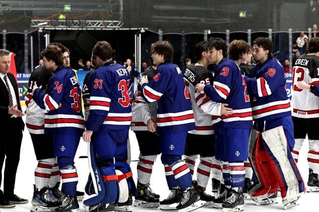 xxkeikkaxx 20240505 Espoo Jääkiekon U18 MM-kisat USA - Kanada. Kuvassa joukkueet kättelevät ja halaavat ottelun jälkeen Tomi Natri All Over Press