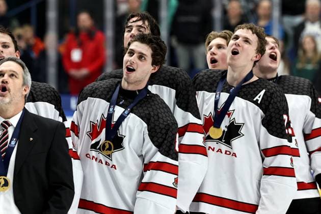 xxkeikkaxx 20240505 Espoo Jääkiekon U18 MM-kisat USA - Kanada. Kuvassa Kanadan pelaajat laulamassa kansallislaulua (8) Frankie Marrelli ja Carson Wetsch (23) Tomi Natri All Over Press