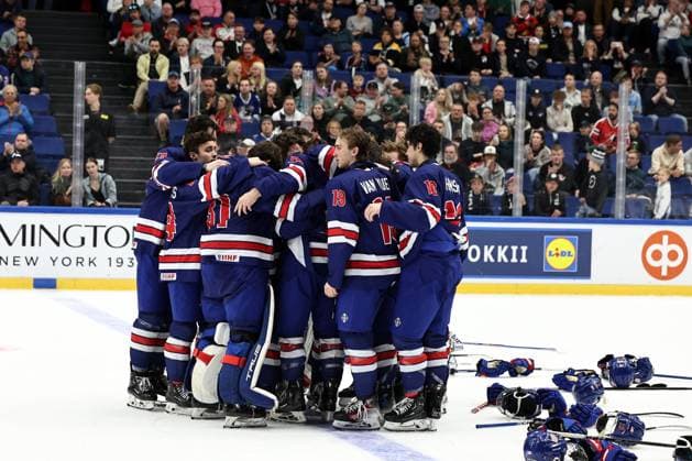 xxkeikkaxx 20240505 Espoo Jääkiekon U18 MM-kisat USA - Kanada. Kuvassa USA tappion jälkeen siniviivalla Tomi Natri All Over Press
