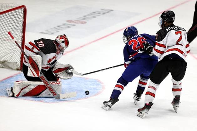 xxkeikkaxx 20240505 Espoo Jääkiekon U18 MM-kisat USA - Kanada. Kuvassa Max Plante maalipaikassa mutta Carter George torjuu, puolustajana Kashawn Aitcheson Tomi Natri All Over Press