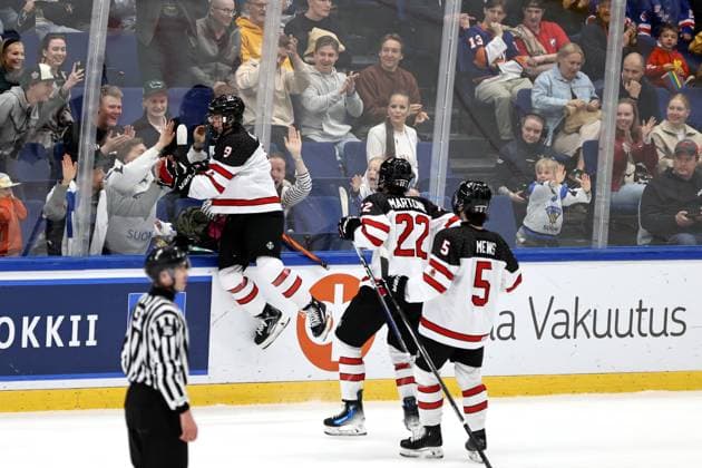 xxkeikkaxx 20240505 Espoo Jääkiekon U18 MM-kisat USA - Kanada. Kuvassa Gavin McKenna juhlii maalia hyppäämällä pleksiin Tomi Natri All Over Press