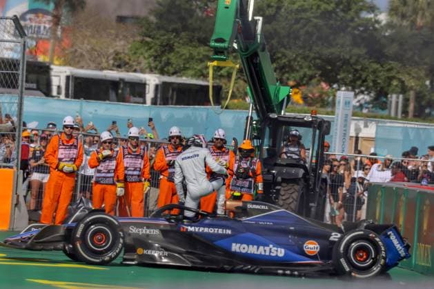 05.05.2024, xrarjax, Motorsport Formel 1, Großer Preis von Miami 2024 emspor, v.l. Auto von Logan Sargeant (Williams Racing) Startnummer 02 nach dem Crash Unfall mit Kevin Magnussen (MoneyGram Haas F1 Team) Startnummer 20 Miami