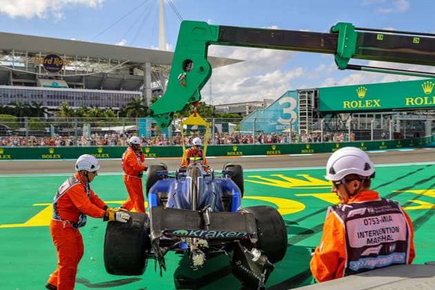 05.05.2024, xrarjax, Motorsport Formel 1, Großer Preis von Miami 2024 emspor, v.l. Auto von Logan Sargeant (Williams Racing) Startnummer 02 nach dem Crash Unfall mit Kevin Magnussen (MoneyGram Haas F1 Team) Startnummer 20 Miami
