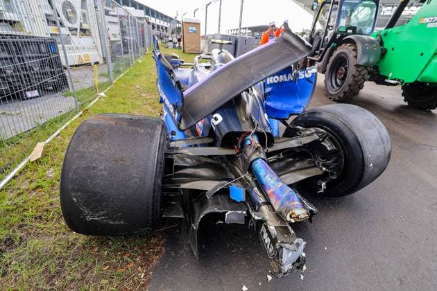 05.05.2024, xrarjax, Motorsport Formel 1, Großer Preis von Miami 2024 emspor, v.l. Auto von Logan Sargeant (Williams Racing) Startnummer 02 nach dem Crash Unfall mit Kevin Magnussen (MoneyGram Haas F1 Team) Startnummer 20 Miami