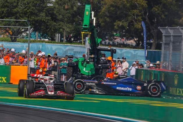 05.05.2024, xrarjax, Motorsport Formel 1, Großer Preis von Miami 2024 emspor, v.l. Auto von Logan Sargeant (Williams Racing) Startnummer 02 nach dem Crash Unfall mit Kevin Magnussen (MoneyGram Haas F1 Team) Startnummer 20 Miami