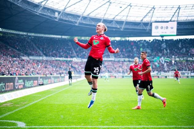 05.05.2024 - Fußball, 2023 2024, 1. Bundesliga, 32. Spieltag, Hannover 96 - SC Paderborn 07: (L-R) Lars Gindorf (Hannover) jubelt nach seinem Tor zum 1:0 mit Andreas Voglsammer (Hannover), Nicolo Tresoldi (Hannover) DFL REGULATIONS PROHIBIT ANY USE OF PHOTOGRAPHS AS IMAGE SEQUENCES AND OR QUASI-VIDEO.