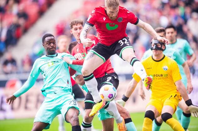 05.05.2024 - Fußball, 2023 2024, 2. Bundesliga, 32. Spieltag, Hannover 96 - SC Paderborn 07: (L-R) Ilyas Ansah (Paderborn), Phil Neumann (Hannover), Andreas Voglsammer (Hannover), Pelle Boevink (Paderborn) DFL REGULATIONS PROHIBIT ANY USE OF PHOTOGRAPHS AS IMAGE SEQUENCES AND OR QUASI-VIDEO.