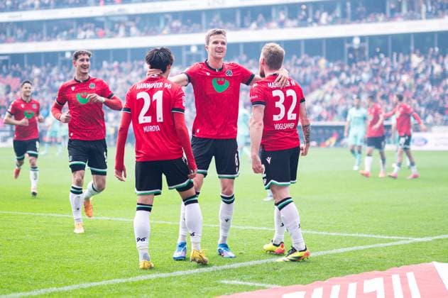 05.05.2024 - Fußball, 2023 2024, 2. Bundesliga, 32. Spieltag, Hannover 96 - SC Paderborn 07: (R) Andreas Voglsammer (Hannover) jubelt nach seinem Tor zum 2:0 mit (L-2R) Enzo Leopold (Hannover), Phil Neumann (Hannover), Sei Muroya (Hannover), Fabian Kunze (Hannover) DFL REGULATIONS PROHIBIT ANY USE OF PHOTOGRAPHS AS IMAGE SEQUENCES AND OR QUASI-VIDEO.