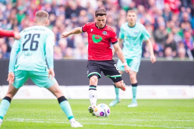 05.05.2024 - Fußball, 2023 2024, 2. Bundesliga, 32. Spieltag, Hannover 96 - SC Paderborn 07: (L-R) Sebastian Klaas (Paderborn), Enzo Leopold (Hannover) DFL REGULATIONS PROHIBIT ANY USE OF PHOTOGRAPHS AS IMAGE SEQUENCES AND OR QUASI-VIDEO.
