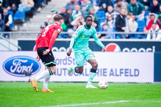 05.05.2024 - Fußball, 2023 2024, 2. Bundesliga, 32. Spieltag, Hannover 96 - SC Paderborn 07: (L-R) Phil Neumann (Hannover), Ilyas Ansah (Paderborn) DFL REGULATIONS PROHIBIT ANY USE OF PHOTOGRAPHS AS IMAGE SEQUENCES AND OR QUASI-VIDEO.