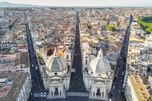 Italian Open tennis tournament: Rome sets up a red clay tennis court in Italy - 06 May 2024 (EDITOR S NOTE: Image taken by a drone) Aerial view of the three road axes called the Trident of Rome, from Piazza del Popolo towards Piazza Venezia. Rome is preparing for the Italian Open tennis tournament - Internazionali BNL d Italia, by setting up a red clay court in the central Piazza del Popolo. Rome Italy Copyright: xStefanoxCostantinox xSOPAxImagesx SCOSTANTINO_24CRO1267