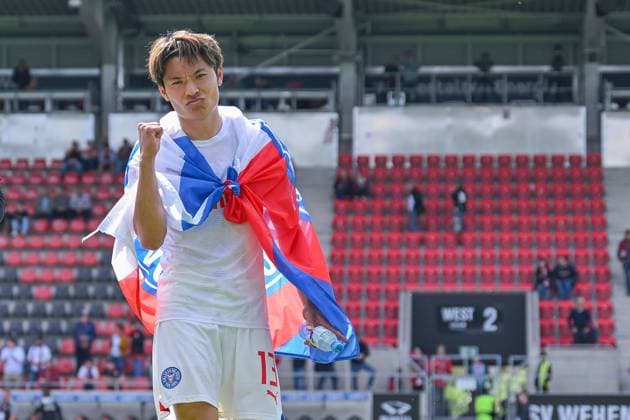 05.05.2024, Fussball, 2. Bundesliga, 32. Spieltag Saison 2023 2024, SV Wehen Wiesbaden - Holstein Kiel, Holstein Kiel feiern mit den Fans den Auswärtssieg. Shuto Machino (Holstein Kiel) xRHR-FOTO TKx Copyright: RHR-FOTOx RHR-FOTO TK