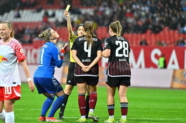 06.05.2024 - Fussball - Saison 2023 2024 - 1. Frauen - Fussball - Bundesliga - 20. Spieltag: 1. FC Nürnberg FCN ( Club ) - RB Leipzig - Sportfoto Zink - xwoxzix - Riem Hussein ( Schiedsrichter in ) zeigt Lea Paulick (1, 1. FC Nürnberg FCN ) gelbe Karte Gelb