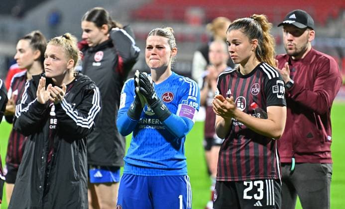 Sport Bilder des Tages 06.05.2024 - Fussball - Saison 2023 2024 - 1. Frauen - Fussball - Bundesliga - 20. Spieltag: 1. FC Nürnberg FCN ( Club ) - RB Leipzig - Sportfoto Zink - xwoxzix - Franziska Mai (18, 1. FC Nürnberg FCN ) Lea Paulick (1, 1. FC Nürnberg FCN ) Nele Bauereisen (23, 1. FC Nürnberg FCN ) Thomas Oostendorp ( Trainer 1. FC Nürnberg FCN ) enttäuscht Enttäuschung nach Spielende