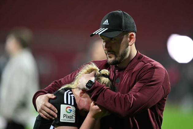 Sport Themen der Woche KW19 Sport Bilder des Tages 06.05.2024 - Fussball - Saison 2023 2024 - 1. Frauen - Fussball - Bundesliga - 20. Spieltag: 1. FC Nürnberg FCN ( Club ) - RB Leipzig - Sportfoto Zink - xwoxzix - Selma Magnusdottir (37, 1. FC Nürnberg FCN ) Thomas Oostendorp ( Trainer 1. FC Nürnberg FCN ) enttäuscht Enttäuschung nach Spielende *** 06 05 2024 Soccer Season 2023 2024 1 Womens Soccer Bundesliga 20 Matchday 1 FC Nürnberg FCN Club RB Leipzig Sportfoto Zink xwoxzix Selma Magnusdottir 37, 1 FC Nürnberg FCN Thomas Oostendorp Coach 1 FC Nürnberg FCN disappointed Disappointment after the end of the match