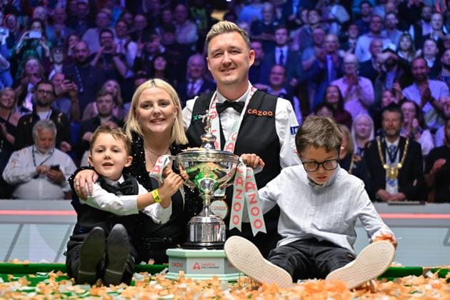 Bilder des Jahres 2024, Sport 05 Mai Sport Themen der Woche KW19 Sport Bilder des Tages Cazoo World Championships 2024 Kyren Wilson celebrates the Cazoo World Championships victory with his family following the Cazoo World Championships 2024 Final at Crucible Theatre, Sheffield, United Kingdom, 6th May 2024 (Photo by Cody Froggatt News Images) Sheffield Crucible Theatre South Yorkshire United Kingdom Copyright: xCodyxFroggatt NewsxImagesx