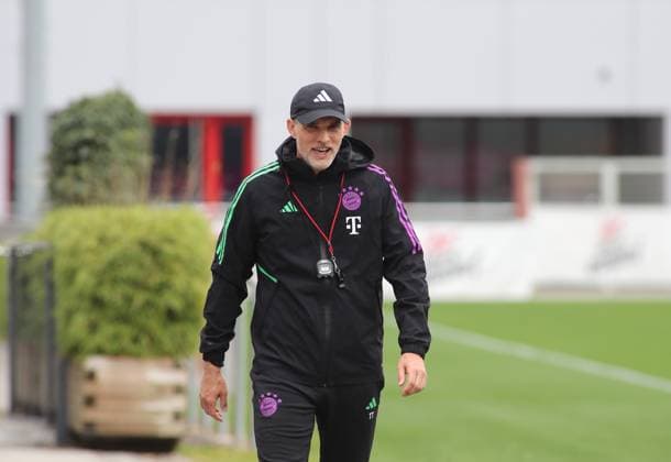 München, Deutschland 07. Mai 2024: Fussball, Herren, Saison 2023 2024, FC Bayern München, Säbener Strasse, Trainingsgelände, Abschlusstraining, Champions League Thomas Tuchel, Trainer (FC Bayern München) motiviert auf dem Weg zum Trainingsplatz