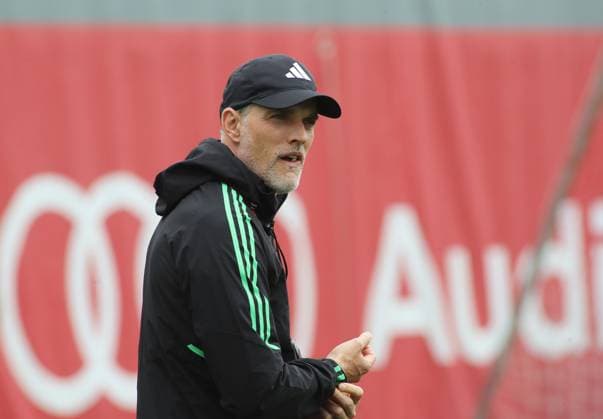 München, Deutschland 07. Mai 2024: Fussball, Herren, Saison 2023 2024, FC Bayern München, Säbener Strasse, Trainingsgelände, Abschlusstraining, Champions League Thomas Tuchel, Trainer (FC Bayern München) auf dem Weg zum Trainingsplatz, Blick nach rechts