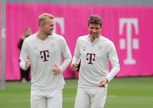 Sport Bilder des Tages München, Deutschland 07. Mai 2024: Fussball, Herren, Saison 2023 2024, FC Bayern München, Säbener Strasse, Trainingsgelände, Abschlusstraining, Champions League Matthijs de Ligt (FC Bayern München) (li.) mit Thomas Müller, Mueller (FC Bayern München) (re.) beim Laufen, Aufwärmen, im Gespräch