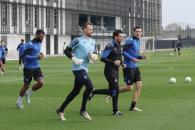 Club s goalkeeper Simon Mignolet and Club s Hans Vanaken pictured during a training session of Belgian soccer team Club Brugge KV, on Tuesday 07 May 2024 in Knokke-Heist. The team is preparing for tomorrow s game against Italian club AF Fiorentina, the return leg of the semi-final of the UEFA Conference League competition. BRUNOxFAHY  x92233670x