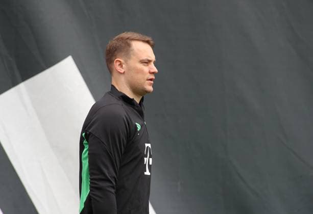 München, Deutschland 07. Mai 2024: Fussball, Herren, Saison 2023 2024, FC Bayern München, Säbener Strasse, Trainingsgelände, Abschlusstraining, Champions League Manuel Neuer (FC Bayern München) Kopf, Oberkörper auf dem Weg zum Trainingsplatz