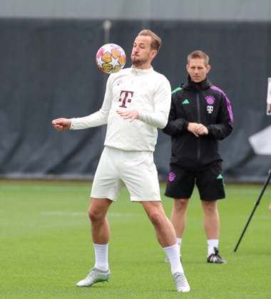 München, Deutschland 07. Mai 2024: Fussball, Herren, Saison 2023 2024, FC Bayern München, Säbener Strasse, Trainingsgelände, Abschlusstraining, Champions League Harry Kane (FC Bayern München) nimmt einen Ball mit der Brust an