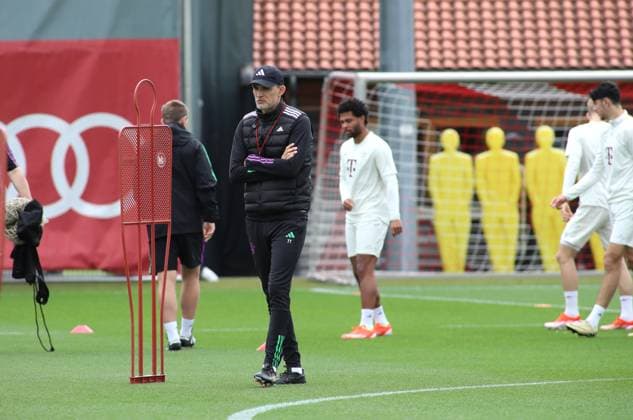 München, Deutschland 07. Mai 2024: Fussball, Herren, Saison 2023 2024, FC Bayern München, Säbener Strasse, Trainingsgelände, Abschlusstraining, Champions League Thomas Tuchel, Trainer (FC Bayern München) geht nachdenklich über den Trainingsplatz