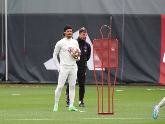 München, Deutschland 07. Mai 2024: Fussball, Herren, Saison 2023 2024, FC Bayern München, Säbener Strasse, Trainingsgelände, Abschlusstraining, Champions League Leroy Sane (FC Bayern München) stehend mit einem Ball in der Hand