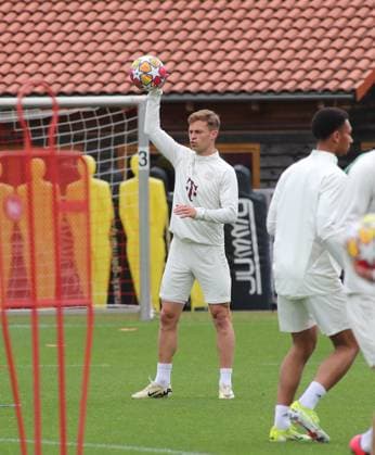 München, Deutschland 07. Mai 2024: Fussball, Herren, Saison 2023 2024, FC Bayern München, Säbener Strasse, Trainingsgelände, Abschlusstraining, Champions League Joshua Kimmich (FC Bayern München) fängt einen Ball