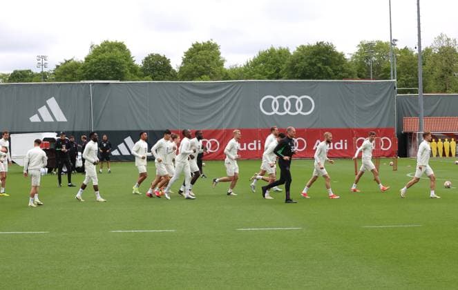 München, Deutschland 07. Mai 2024: Fussball, Herren, Saison 2023 2024, FC Bayern München, Säbener Strasse, Trainingsgelände, Abschlusstraining, Champions League Die Mannschaft des FC Bayern München beim Laufen, Aufwärmen