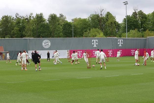 München, Deutschland 07. Mai 2024: Fussball, Herren, Saison 2023 2024, FC Bayern München, Säbener Strasse, Trainingsgelände, Abschlusstraining, Champions League Die Mannschaft des FC Bayern München beim Aufwärmen, Spielchen mit dem Ball