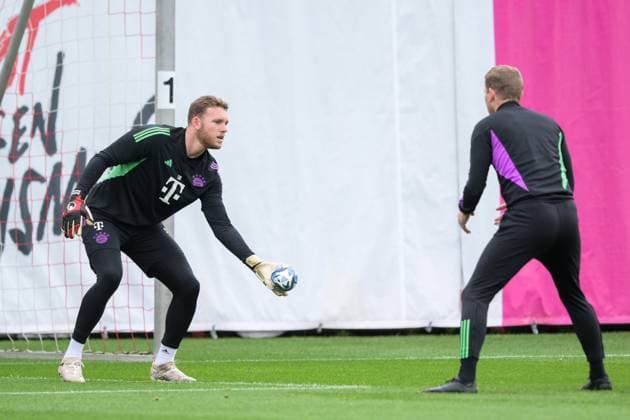 Fußball, Championsleague, 20240507, Abschlusstraining, Real Madrid - FC Bayern München. Im Bild Daniel PERETZ (FC Bayern München, 18) und Torwart-Trainer des FC Bayern München Michael RECHNER. München Trainingsgelände Säbener Str. 51 Bayern Deutschland Copyright: Passion2Press MarkusxFischerx