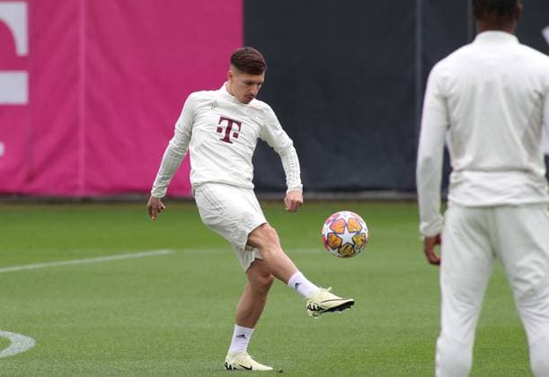 München, Deutschland 07. Mai 2024: Fussball, Herren, Saison 2023 2024, FC Bayern München, Säbener Strasse, Trainingsgelände, Abschlusstraining, Champions League Bryan Zaragoza (FC Bayern München) spielt einen Ball, Einzelaktion, Freisteller,Ganzkörperaufnahme