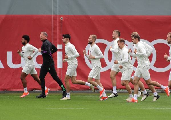 München, Deutschland 07. Mai 2024: Fussball, Herren, Saison 2023 2024, FC Bayern München, Säbener Strasse, Trainingsgelände, Abschlusstraining, Champions League Die Mannschaft des FC Bayern München beim Laufen, Serge Gnabry (FC Bayern München), Dr.Holger Broich, Aleksandar Pavlovic (FC Bayern München),Konrad Laimer (FC Bayern München), Eric Dier (FC Bayern München), Joshua Kimmich (FC Bayern München), Thomas Müller, Mueller (FC Bayern München) (v.l.n.r.)