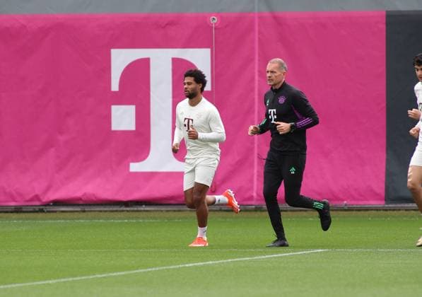 München, Deutschland 07. Mai 2024: Fussball, Herren, Saison 2023 2024, FC Bayern München, Säbener Strasse, Trainingsgelände, Abschlusstraining, Champions League Serge Gnabry (FC Bayern München) (li.) mit Dr. Holger Broich (re.) beim Laufen