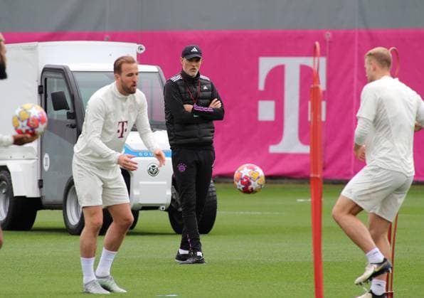 München, Deutschland 07. Mai 2024: Fussball, Herren, Saison 2023 2024, FC Bayern München, Säbener Strasse, Trainingsgelände, Abschlusstraining, Champions League Thomas Tuchel, Trainer (FC Bayern München) beobachtet aus dem Hintergrund seine Mannschaft, Spieler beim Training