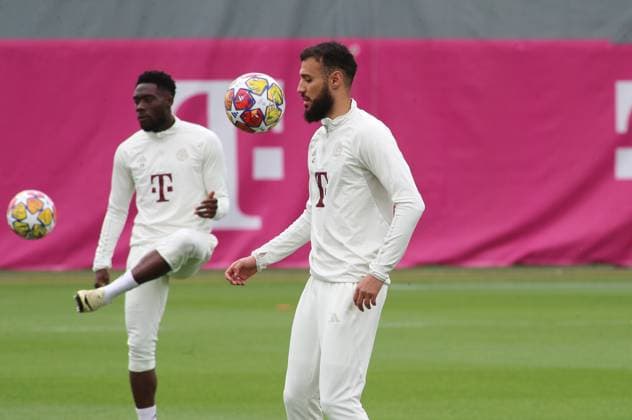 München, Deutschland 07. Mai 2024: Fussball, Herren, Saison 2023 2024, FC Bayern München, Säbener Strasse, Trainingsgelände, Abschlusstraining, Champions League Noussair Mazraoui (FC Bayern München) mit Blick auf den Ball