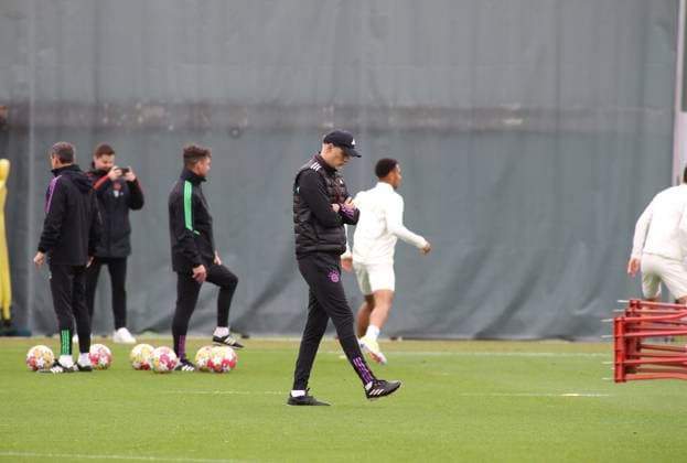 München, Deutschland 07. Mai 2024: Fussball, Herren, Saison 2023 2024, FC Bayern München, Säbener Strasse, Trainingsgelände, Abschlusstraining, Champions League Thomas Tuchel, Trainer (FC Bayern München) geht über den Trainingsplatz, in Gedanken, nachdenken, nachdenklich, überlegen