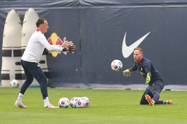 RB Leipzig Training 1. Bundesliga Leipzig, 07.05.2024, Trainingszentrum am Cottaweg, Saison 2023 2024, Fußball, Männer, 1. Bundesliga , RB Leipzig Training , Im Bild: Torwarttrainer Frederik Gößling Goessling und Torwart Peter Gulacsi ,